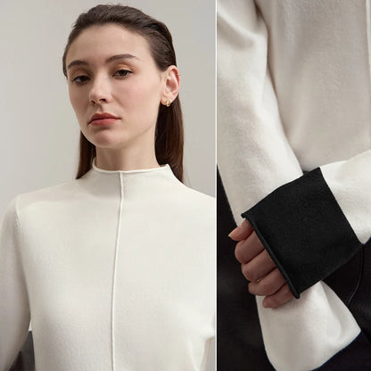 Detaillansicht: beiger Pullover mit halbhohem Kragen, Bündchen und Knopfleiste