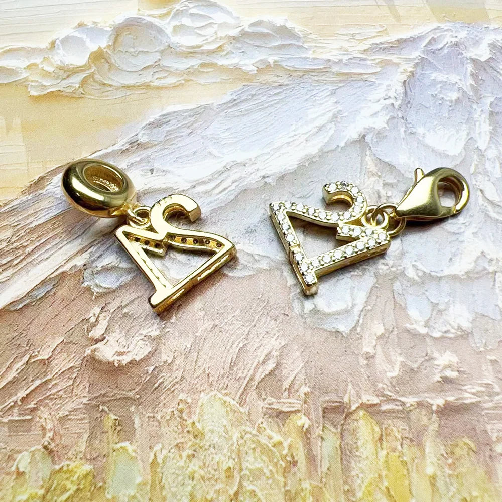 Glückszahl-21 Charm-Anhänger, vergoldet, mit Zirkonia, Vorderansicht im Detail