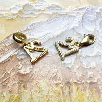 Glückszahl-21 Charm-Anhänger, vergoldet, mit Zirkonia, Vorderansicht im Detail