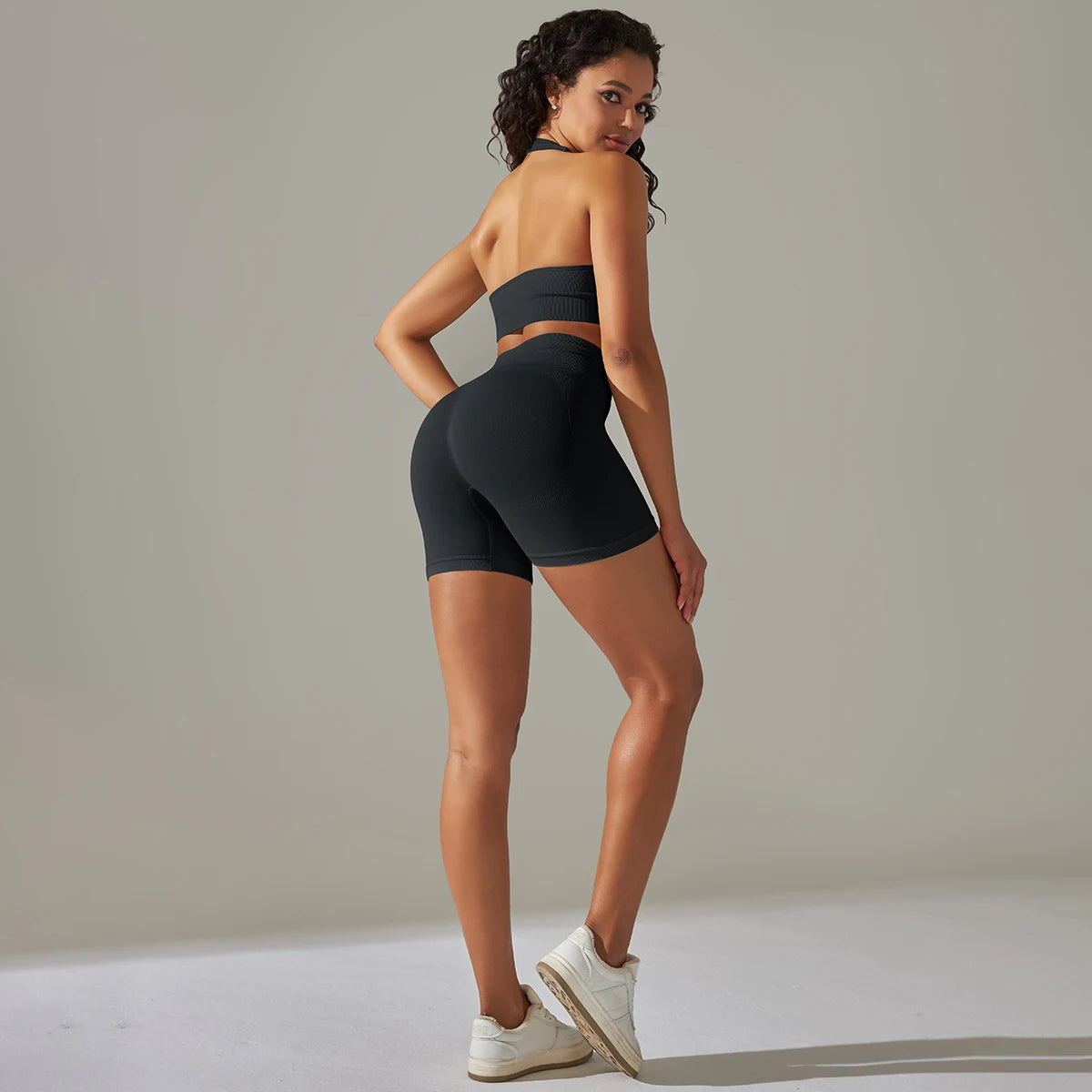 Nahtloses Damen-Yoga-Set: ärmelloses Top und Biker-Shorts in Dunkelgrau