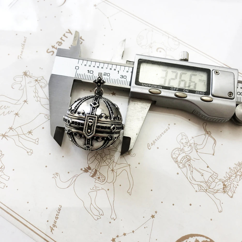 Anhänger Orb aus Sterlingsilber mit Relief-Verzierungen, gemessen mit Lineal