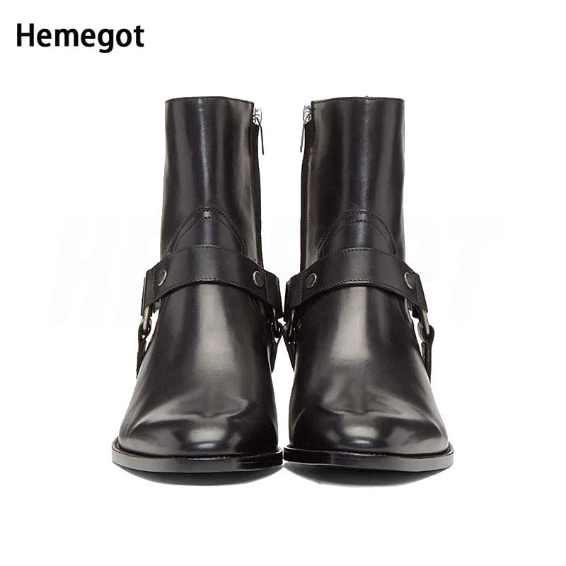 Chelsea-Boots Vorderansicht mit Schnallriemen und seitlichem Reißverschluss, Glattleder schwarz