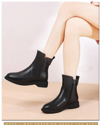 Schwarze kurze Stiefeletten mit Knopfdetail am Schaft und flachem Absatz