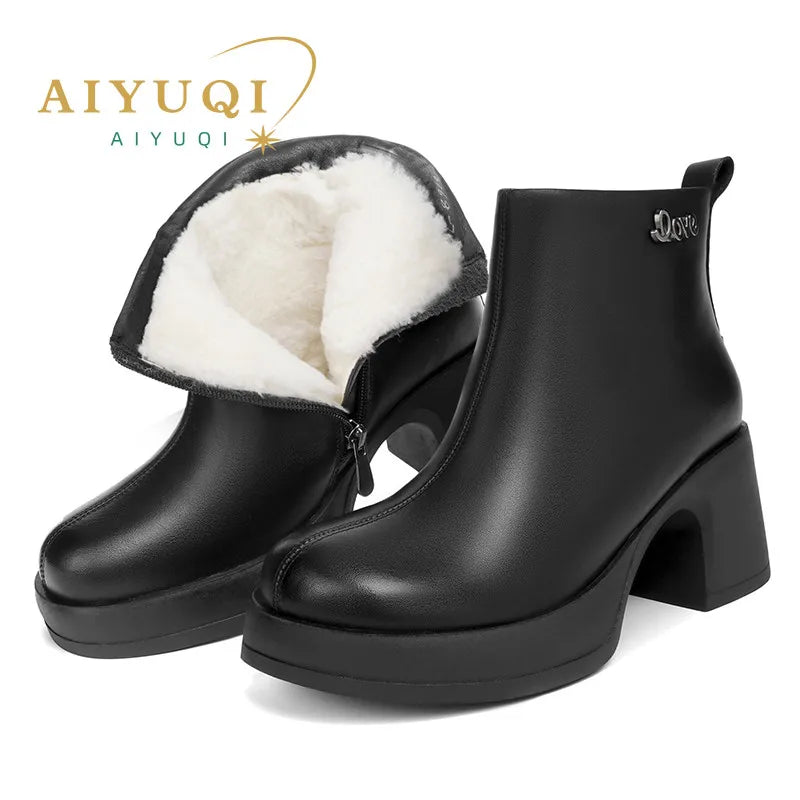 Schwarze Damen-Stiefelette mit Knöchelhöhe, Profilsohle und Kunstfellfutter