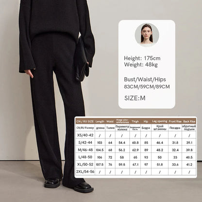 Rollkragenpullover aus Strick in Schwarz, Nahaufnahme von Kragen und Oberteil