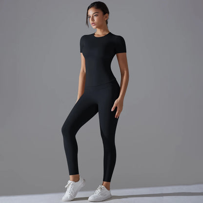 Damen-Gym-Set in Schwarz: T‑Shirt und Leggings, eng anliegend, seitlicher Blick