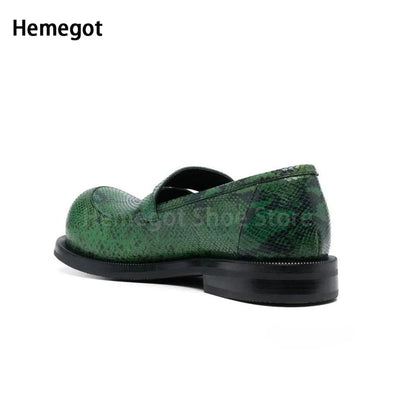 Grüne Herren-Loafer von hinten, runder Zeh, Schlupfmodell mit breiter Sohle
