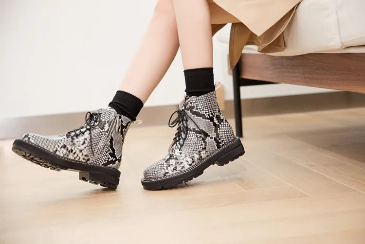 Damen-Stiefeletten mit Schlangenmuster-Optik, schwarze Akzente, mit Schnürung