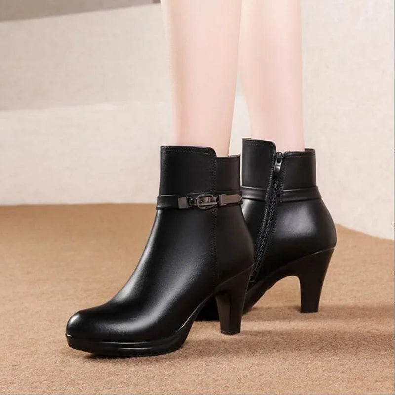 Damen-Ankle-Boots aus Lederoptik, schwarz, mit Riemenschnalle und kurzem Absatz