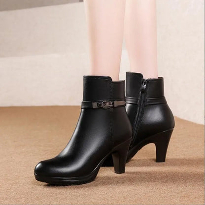 Damen-Ankle-Boots aus Lederoptik, schwarz, mit Riemenschnalle und kurzem Absatz