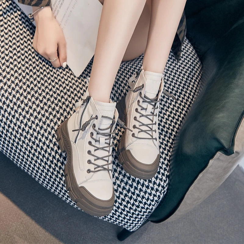 Weiße Sneaker-Boots mit Schnürung und seitlichem Reißverschluss, dunkelgrauer Sohle