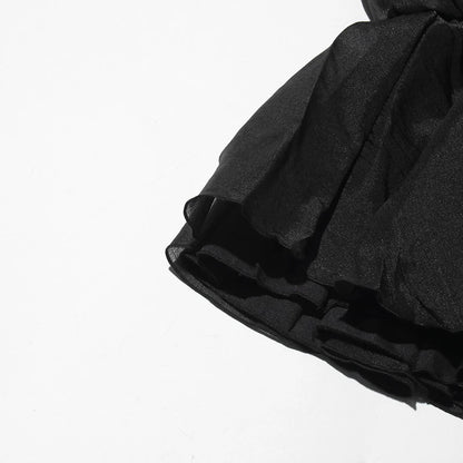 Zweiteiliges Damen-Set mit schulterfreiem Oberteil, langen Ärmeln und Schleifendetail sowie Patchwork-Rock mit Rüschen – elegant und modern.