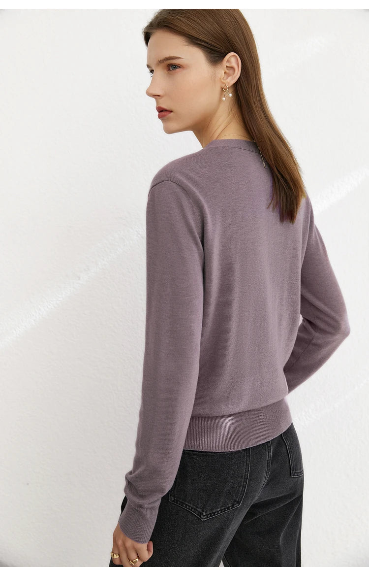 Damen-Wollstrickjacke, lila, Rückansicht mit geradem Saum und langen Ärmeln
