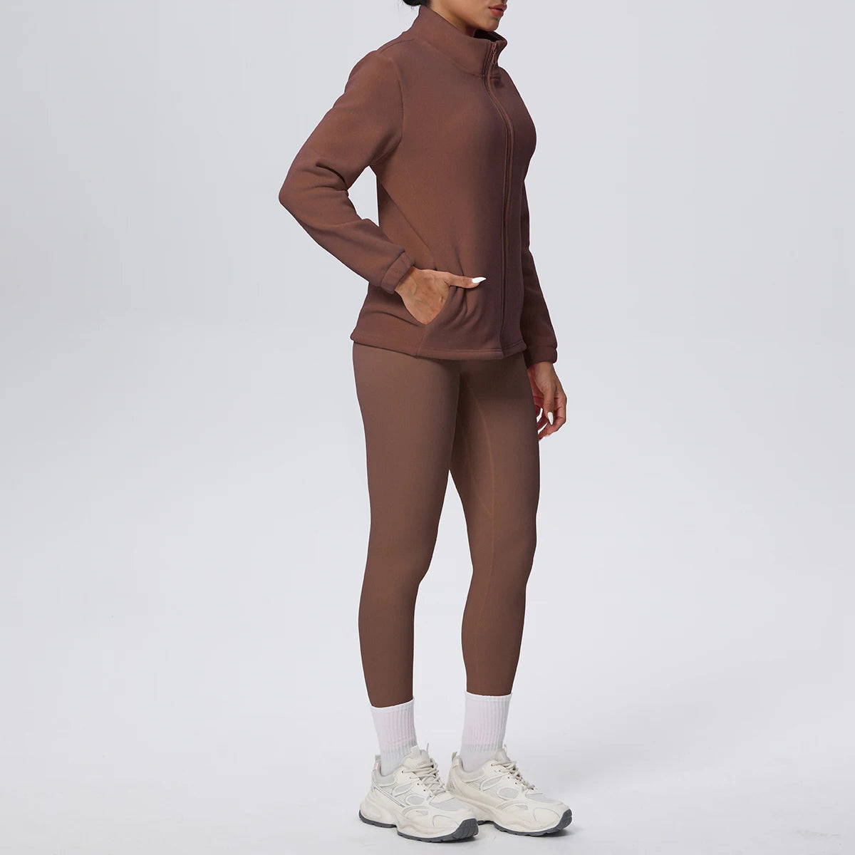 Damen Yoga-Set in braun: Zip-Jacke und Leggings mit weißen Bündchen am Beinabschluss