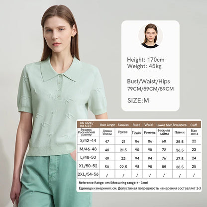 Hellgrüner Damen-Strickpullover mit Polo-Kragen und Knopfleiste, dezente Jacquarddetails