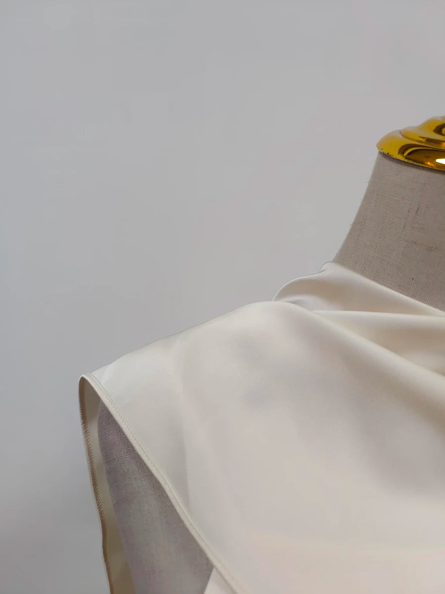 Elegantes Damen-Midikleid mit schulterfreiem Design, langen Ärmeln und Perlen-Patchwork – figurbetont und luxuriös.