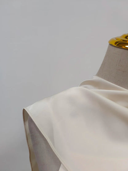 Elegantes Damen-Midikleid mit schulterfreiem Design, langen Ärmeln und Perlen-Patchwork – figurbetont und luxuriös.