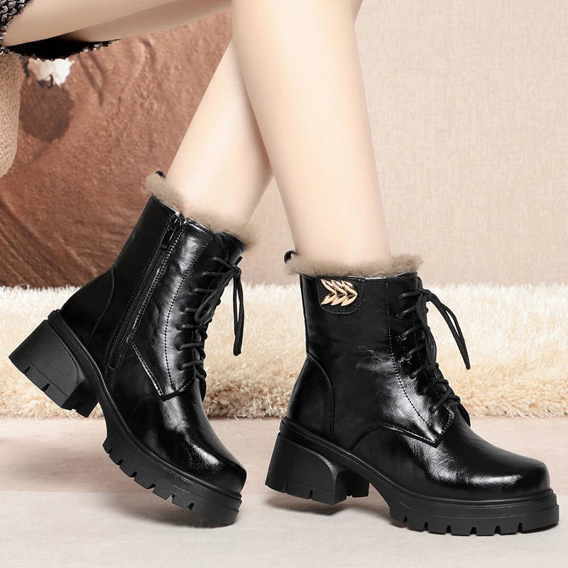 Damenstiefeletten in Schwarz mit Schnürung, Kunstfellfutter, goldfarbenem Emblem und Plateauabsatz