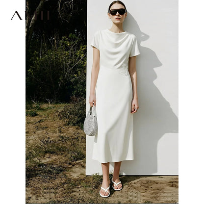 Elegantes Damenkleid Im Sommer Mit Asymmetrischem Wasserfallausschnitt