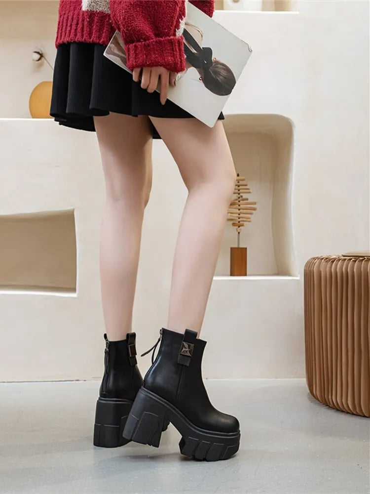 Schwarze Stiefeletten mit Chunky-Absatz und dicker Profilsohle, mit Riemen am Knöchel