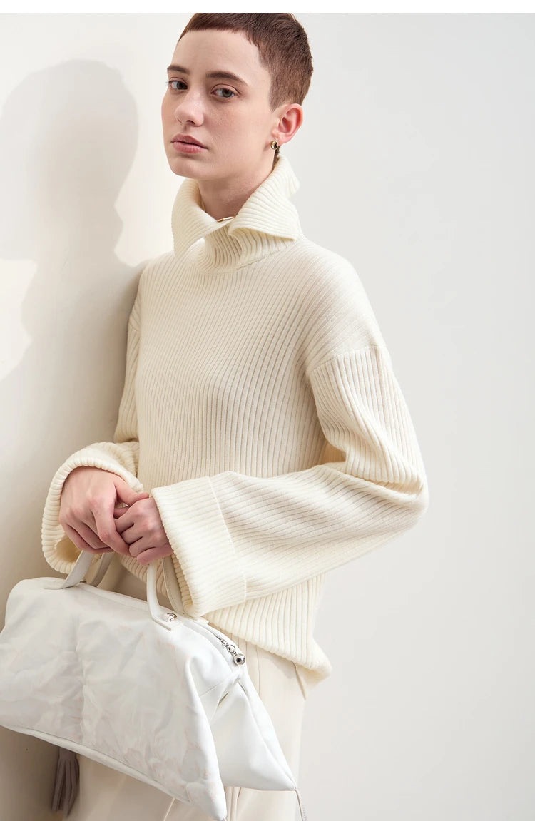 Damen-Strickpullover cremefarben mit Stehkragen und Knopf vorn, langärmlig, blickt seitlich