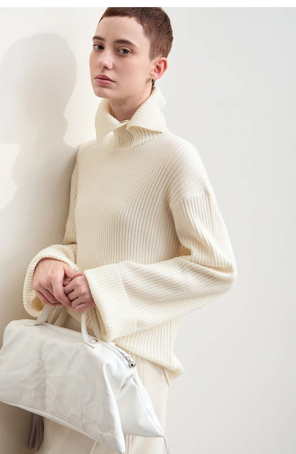Damen-Strickpullover cremefarben mit Stehkragen und Knopf vorn, langärmlig, blickt seitlich