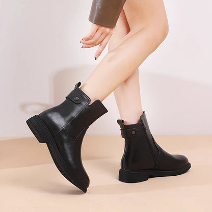Schwarze Kurzstiefeletten mit elastischen Einsätzen, Knopfriemen und Blockabsatz