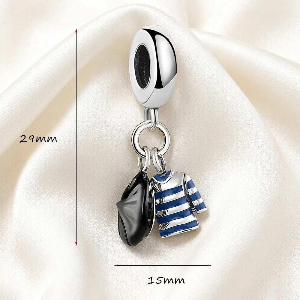 Hängender Silber-Charms: schwarze Baskenmütze und blau-weiß gestreiftes Mini-Shirt