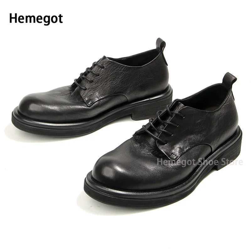 Paar schwarze Herren-Lederschuhe mit Schnürung, runder Kappe und dicker Sohle