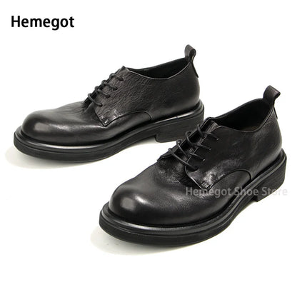 Paar schwarze Herren-Lederschuhe mit Schnürung, runder Kappe und dicker Sohle
