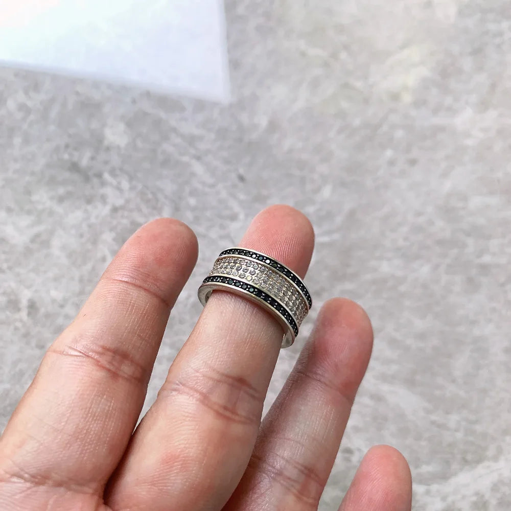 Ring auf offener Hand: 925-Silber mit schwarzem Rand und weißem Zirkonia-Pavé