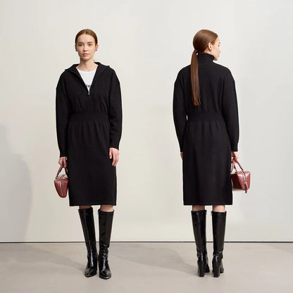 Schwarzes Rollkragenkleid, Vorder- und Rückansicht; Reißverschluss am Halsausschnitt