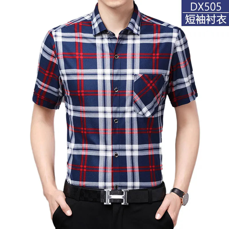 Leichtes Herren-Poloshirt aus Eisseide mit kurzen Ärmeln und klassischem Kragen in einfarbigem Design.