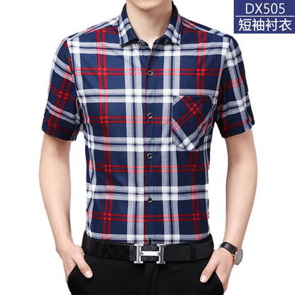Leichtes Herren-Poloshirt aus Eisseide mit kurzen Ärmeln und klassischem Kragen in einfarbigem Design.