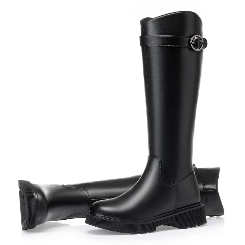 Schwarzer hoher Reitstiefel mit Schnalle, flachem Absatz und dicker Profilsohle