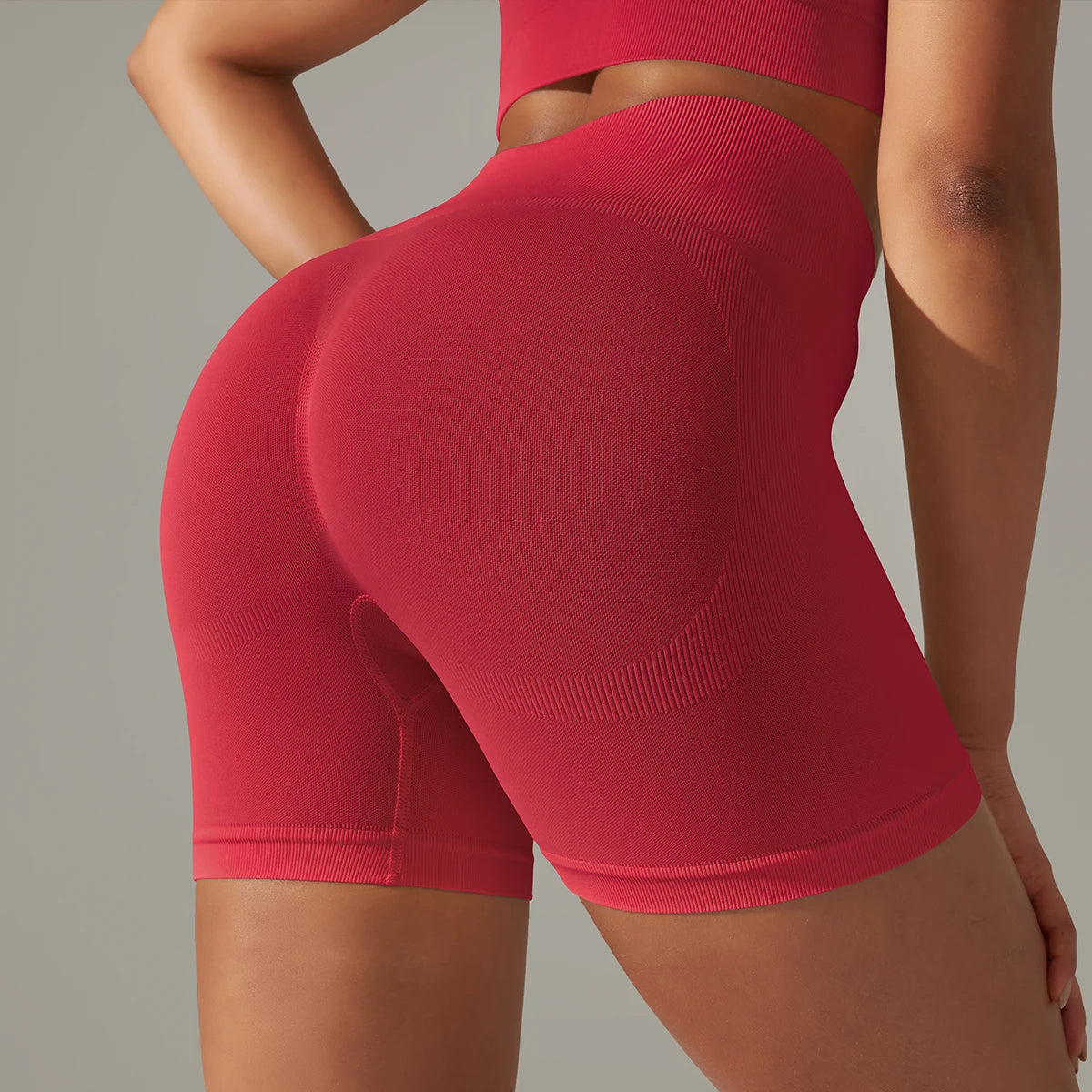 Nahtloses Damen-Yoga-Set: Biker-Shorts und Top in Rot, körpernah gearbeitet