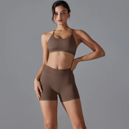 Hamidou nahtloses Yoga-Set in Braun: Sport-BH und hohe Shorts, Frontansicht