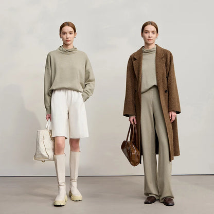Zwei Outfits: beiger Rollkragenpullover mit weißer Shorts sowie mit Mantel und weiter Hose