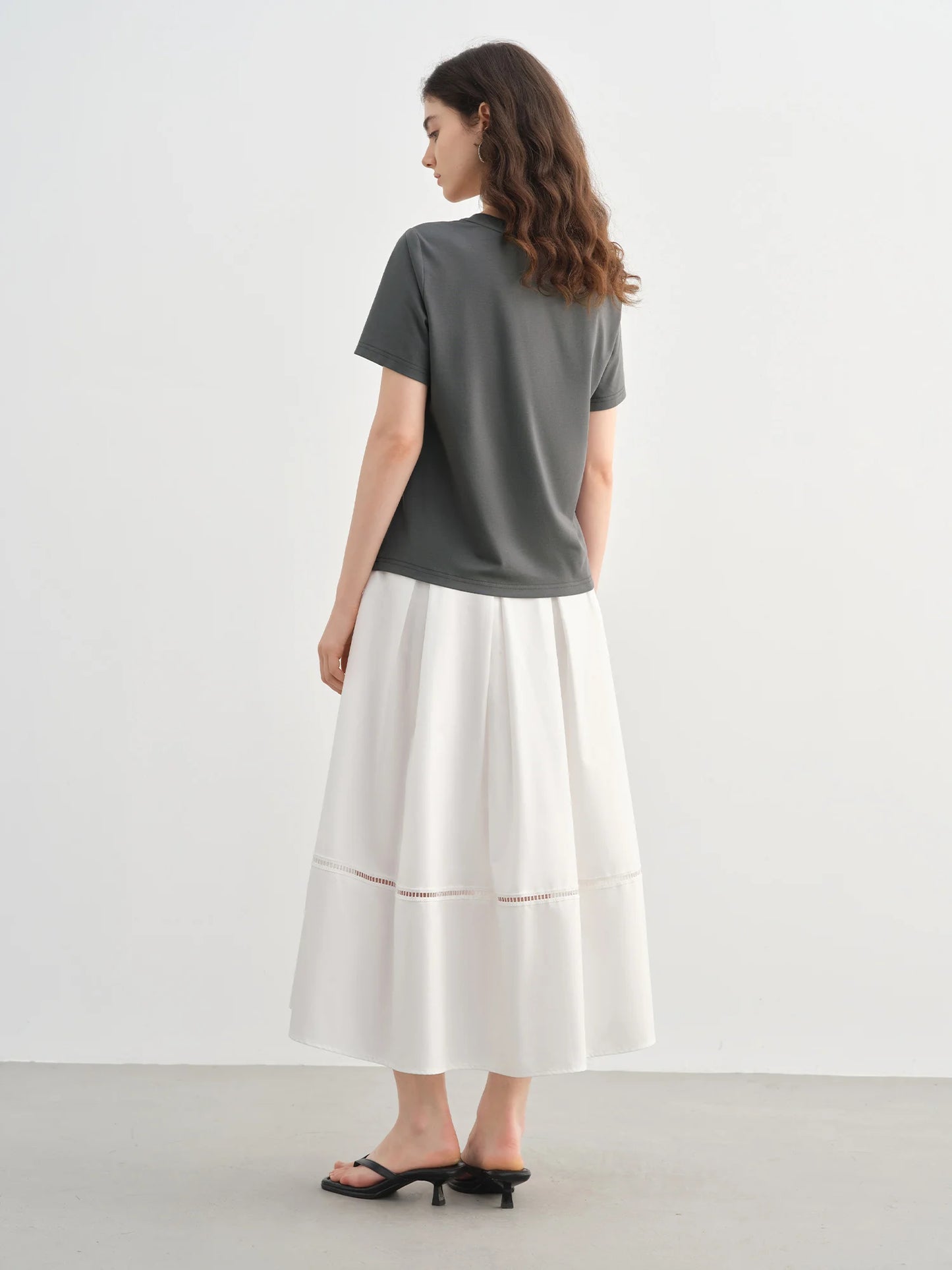 Damenbluse mit V-Ausschnitt und langen Ärmeln aus Jacquardstoff im chinesischen Stil mit Knopfleiste – in zwei Farben erhältlich.