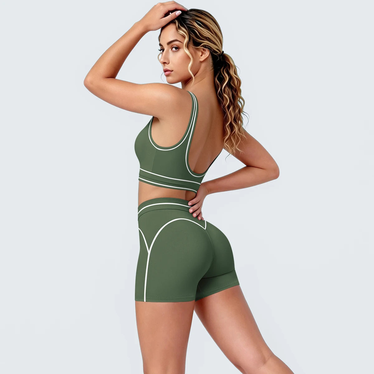 Yoga-Set mit Sport-BH und Shorts, moosgrün mit weißen Kontrastlinien