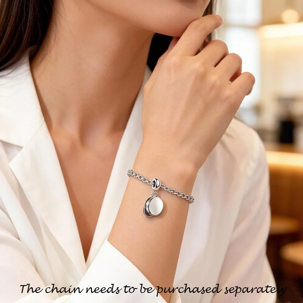 Sterling-Silber-Charm am Armband: Studentenmützen-Anhänger mit runder, weißer Scheibe