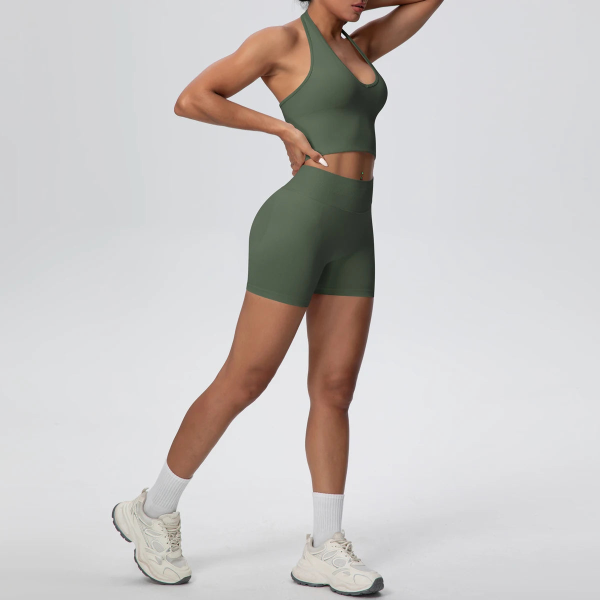 Hochtailliertes Sportset in Olivgrün, Vorderansicht: Tanktop mit Bauch-Ausschnitt, Shorts