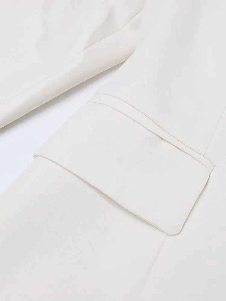 Elegantes Damen-Kleid mit Rundhalsausschnitt, kurzen Ärmeln und unregelmäßigem Patchwork-Design – figurbetont und stilvoll.