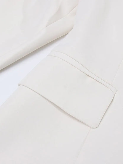 Elegantes Damen-Kleid mit Rundhalsausschnitt, kurzen Ärmeln und unregelmäßigem Patchwork-Design – figurbetont und stilvoll.