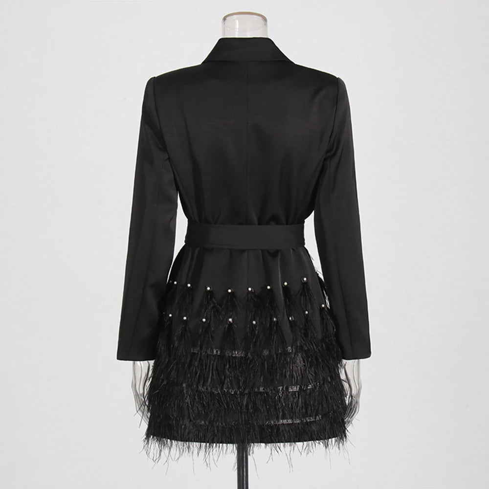 Elegantes Damenkleid mit V-Ausschnitt, kurzen Ärmeln und Perlenverzierung – figurbetontes Design mit Rüschen und Falten.