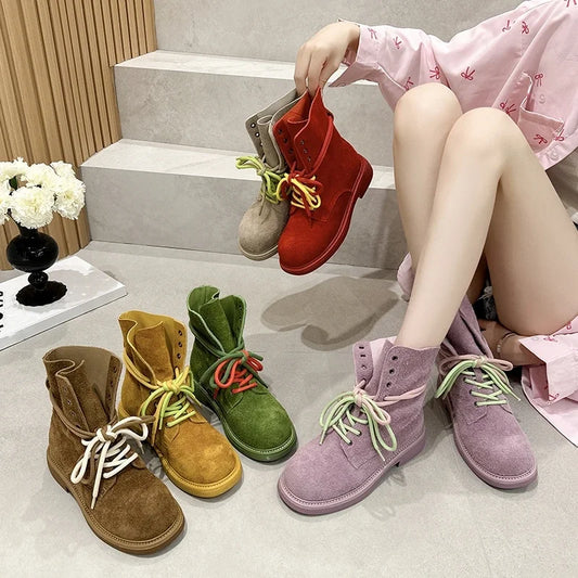 Schnürstiefeletten im Biker-Stil aus Wildleder in mehreren Farben: rot, grün, rosa und braun