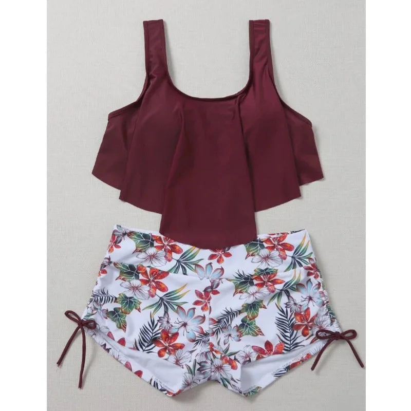 Tankini-Set mit bordeauxfarbenem Volant-Top und Shorts mit Blumen- und Blättermuster