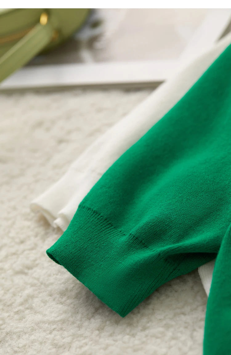 Damen T-Shirt im minimalistischen Stil mit V-Ausschnitt und kurzen Ärmeln