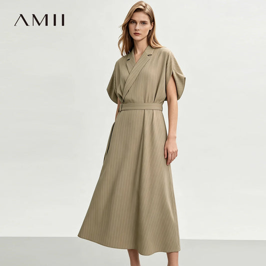 Gestreiftes Damenkleid in Camel mit Wickeloptik, Bindegürtel und kurzen Ärmeln