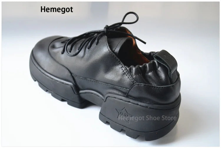 Schnürschuhe aus schwarzem Leder mit dicker Profilsohle, flach